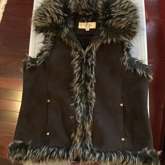 Striking Faux Suede, Faux Fur Vest - Picture 8 of 10